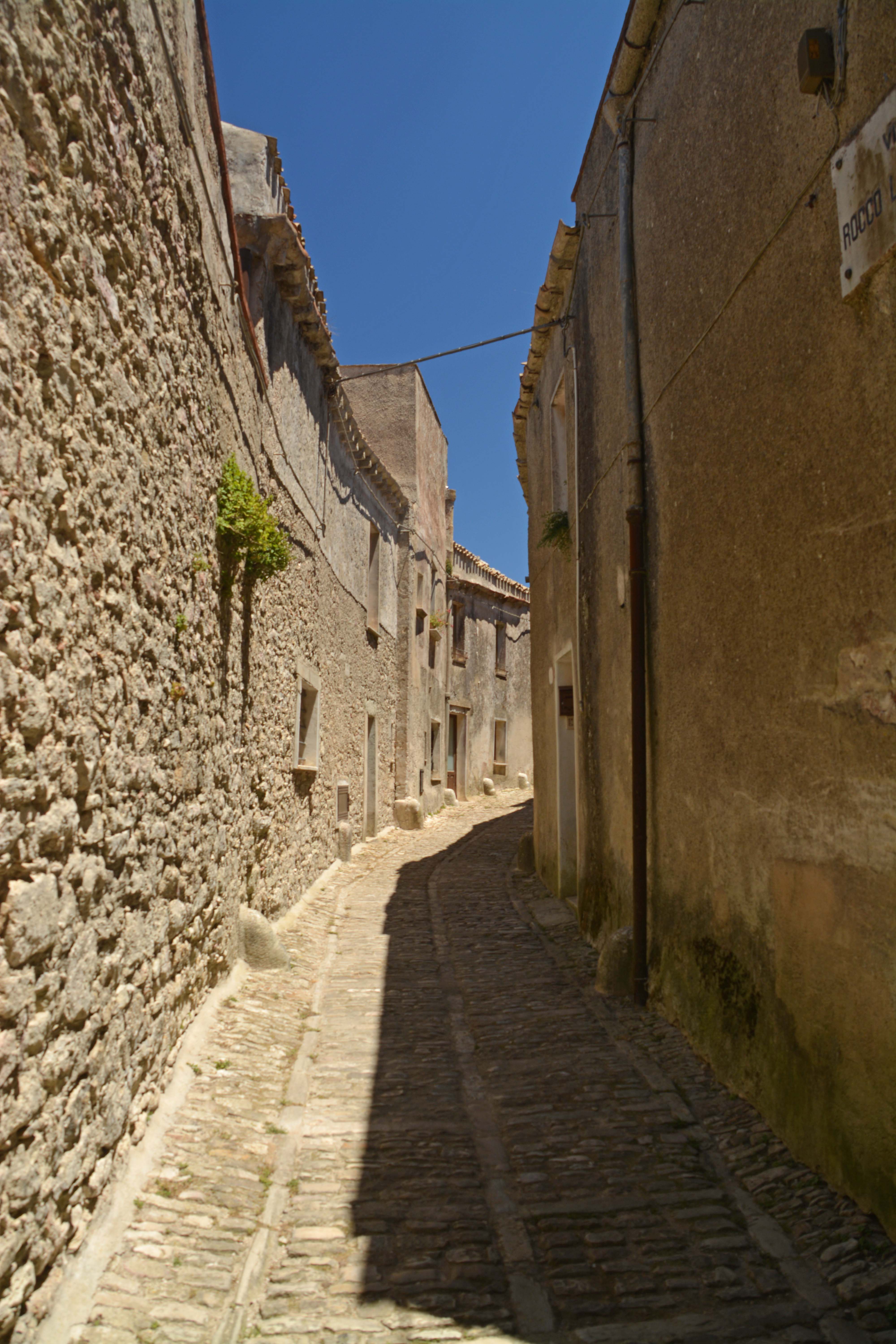 Malerische Altstadt von Erice und weißes Gold Bikeing, Hikeing